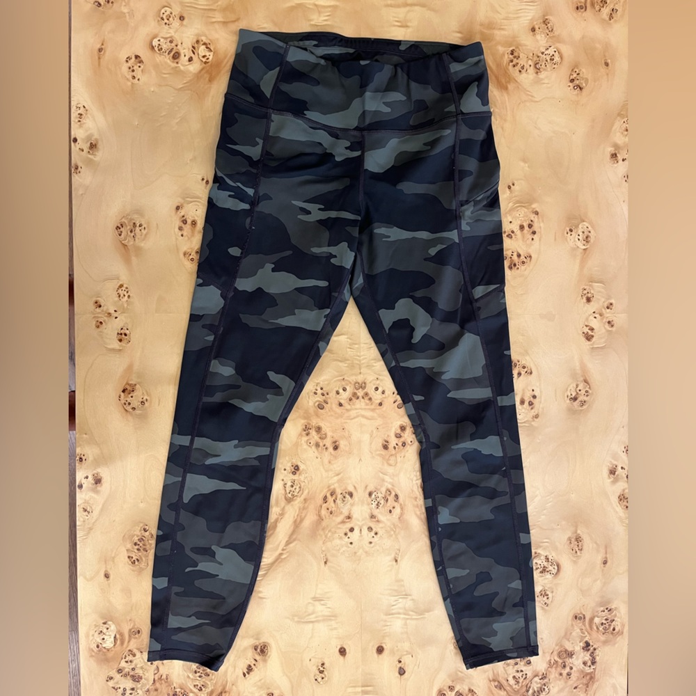 Athleta Size S Camo Contender 7/8 Leggings W 2 Zipper Pockets